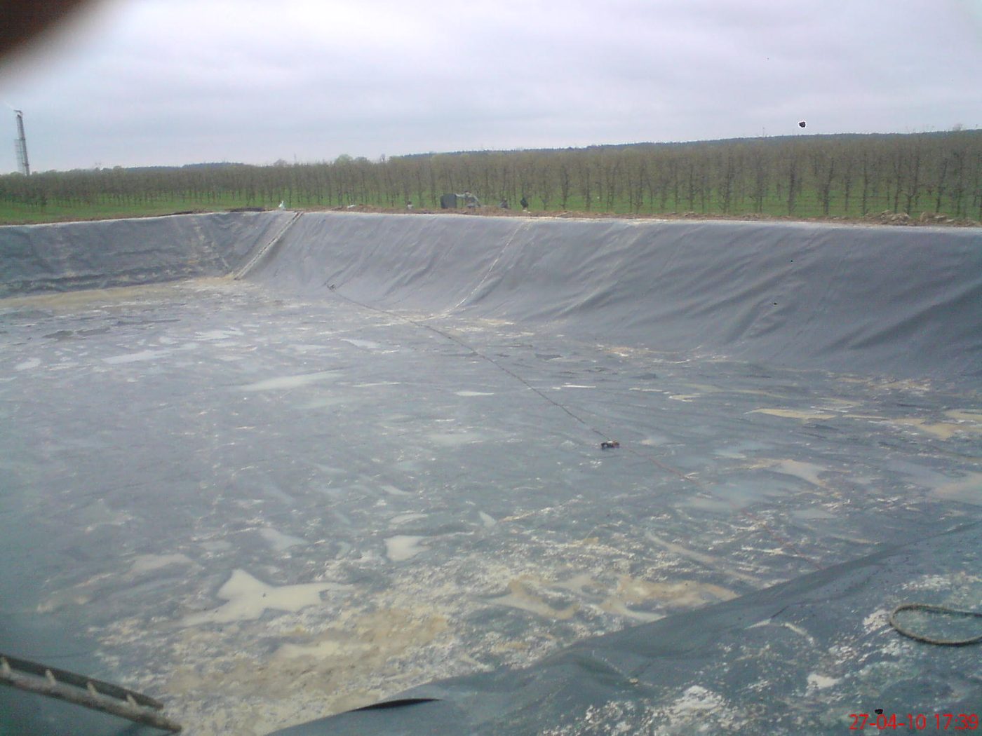 Rozległa niecka ziemna wyłożona geomembraną przygotowana do napełnienia