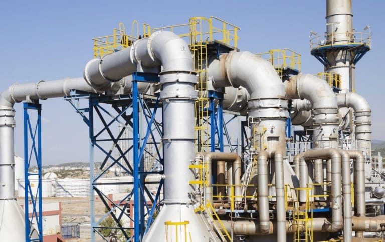 Instalacja przemysłowa z rurociągami i stalową konstrukcją nośną